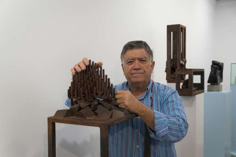 Máximo Riol, junto a una de las esculturas de la exposición (Foto TA)